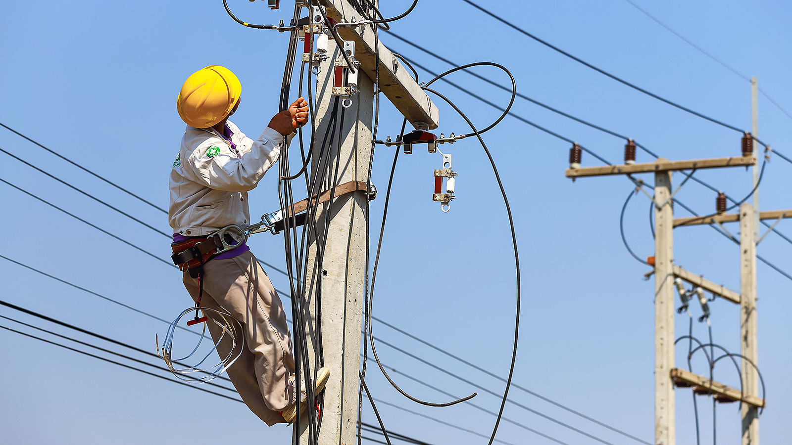 विद्युतको पोलबाट खसेर एक कर्मचारीको मृत्यु