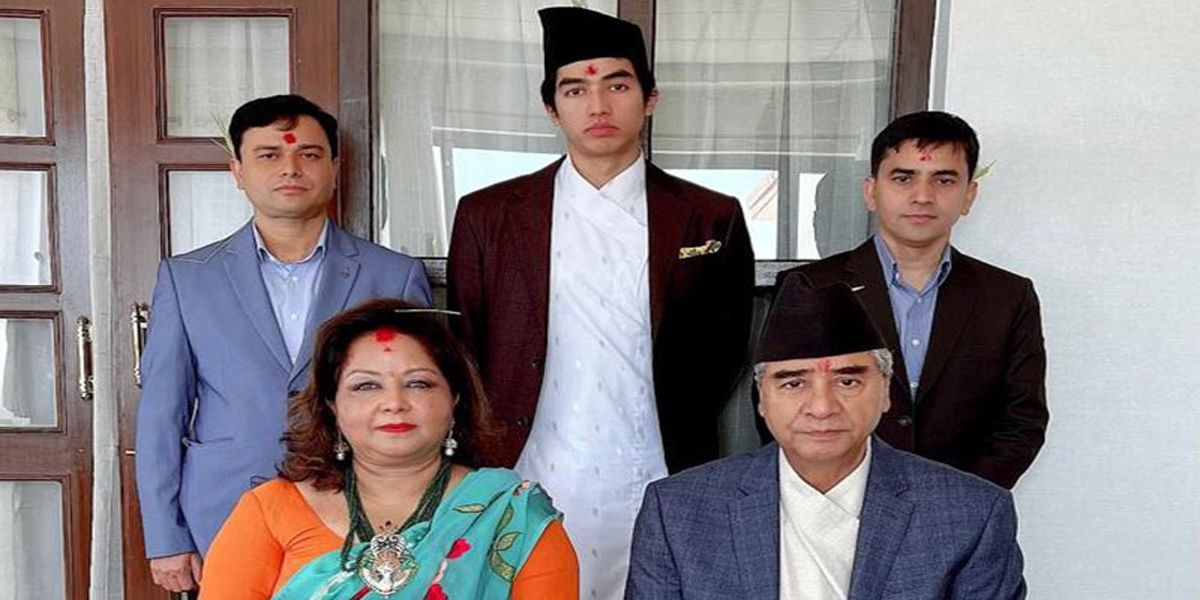 प्रधानमन्त्रीको दसैँ : पत्नी आरजुकै हातबाट ग्रहण गरे टीका