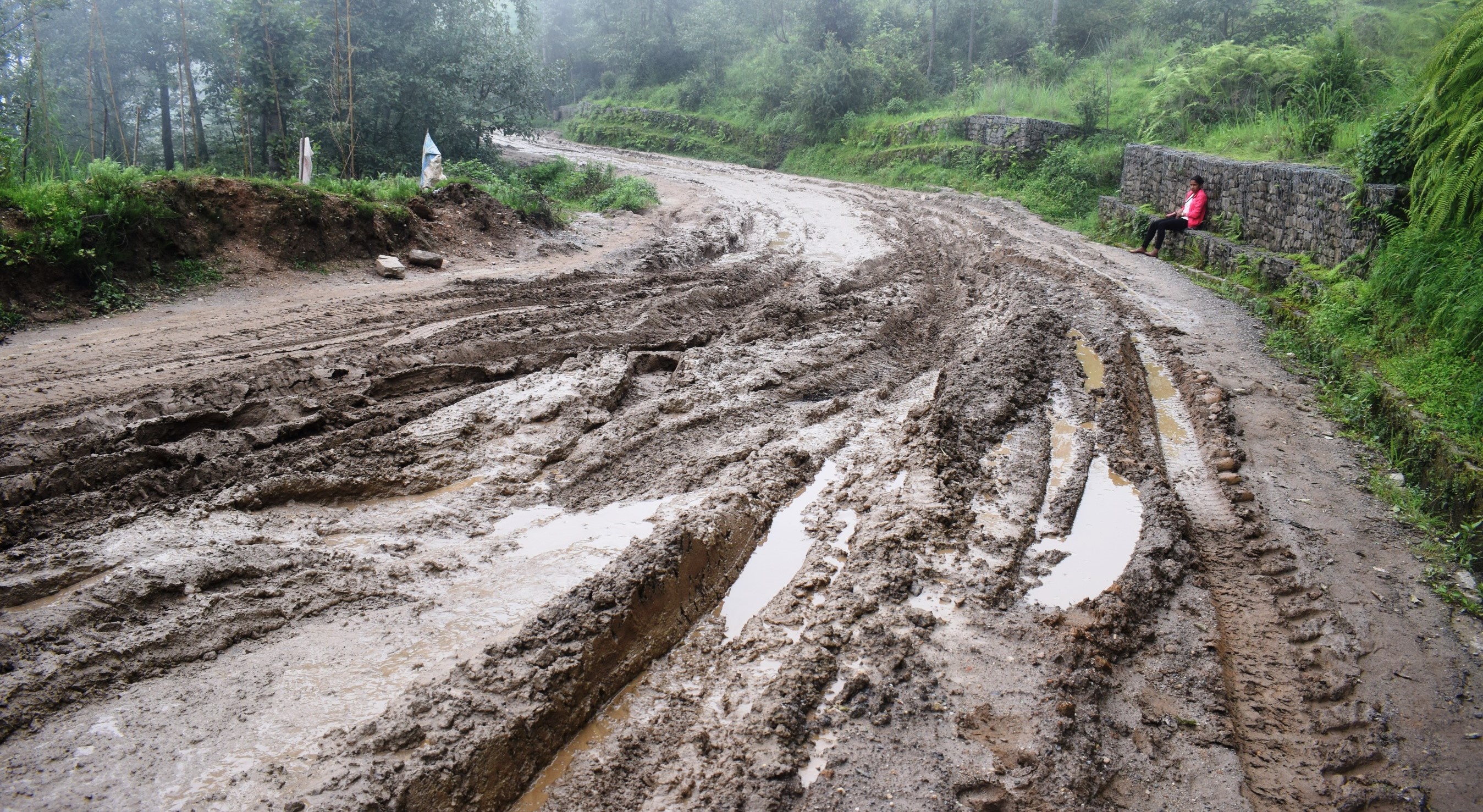 मुख्य प्राथमिकताकै कामलाई अगाडि बढाउन नसक्दा मुख्यमन्त्री ग्रामीण सडक अलपत्र