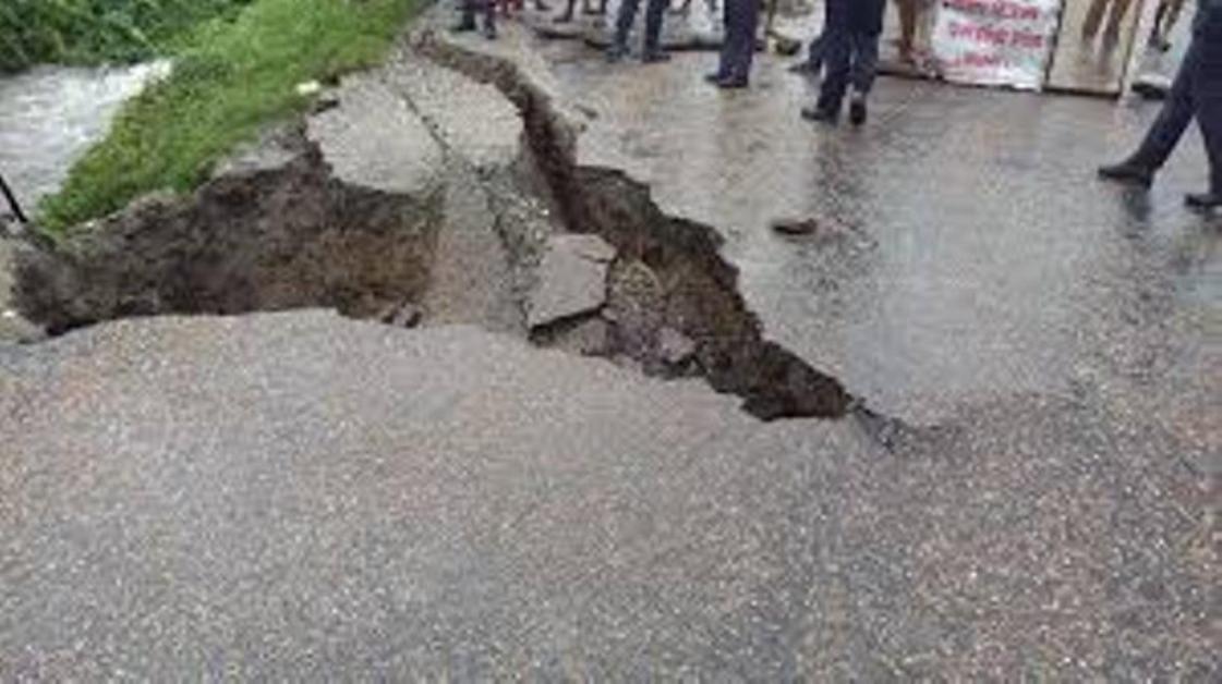 देउराली चोकमा सडक भासियोः २ घर विस्तापित, ८ उच्च जोखिममा