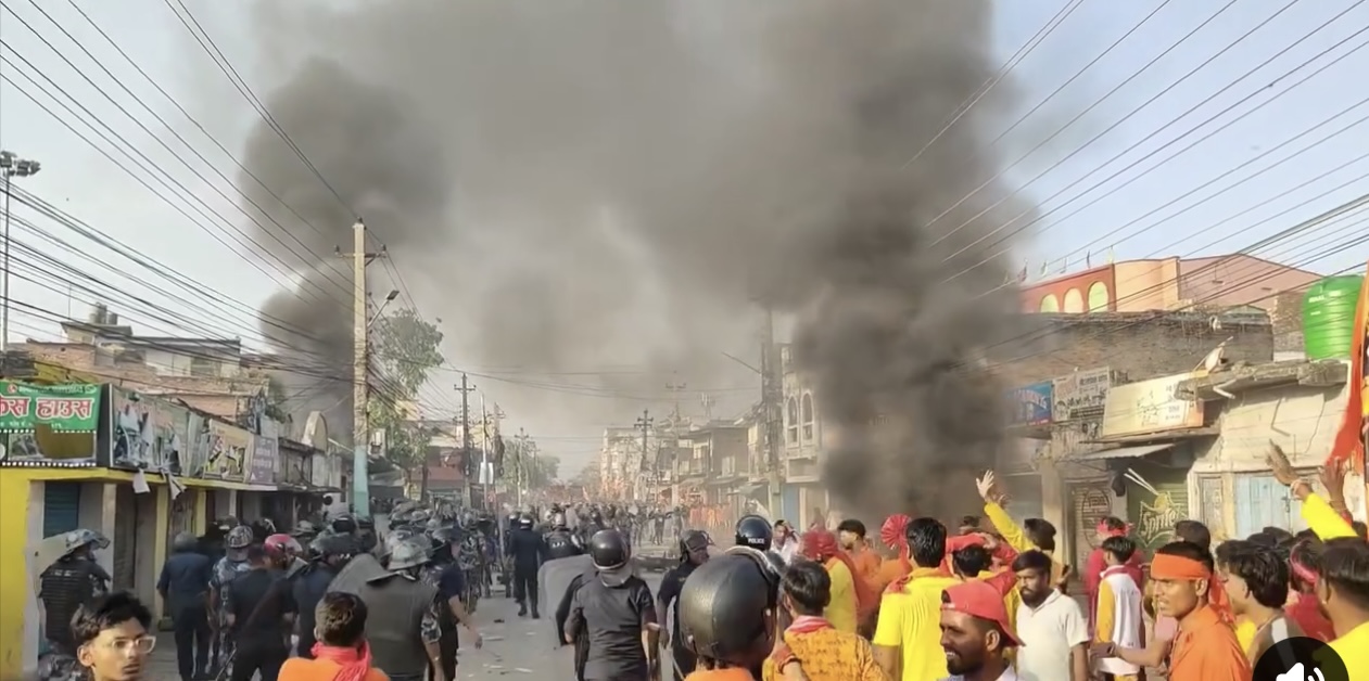 सिमरामा कर्फ्यु उल्लंघनपछि अश्रुग्यास र हवाई फायर, चार प्रहरी घाइते 