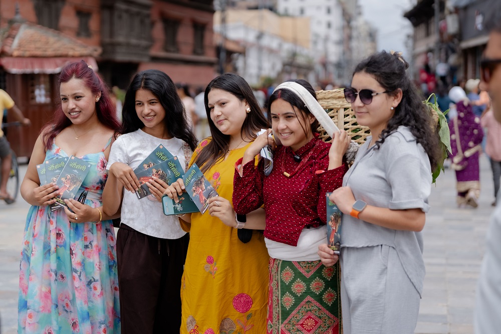 ‘गौँथली’ फरक प्रचार शैलीः  चौबन्दी चोलो र डोको बोकेर काठमाडौँका सडकमा अभिनेत्री