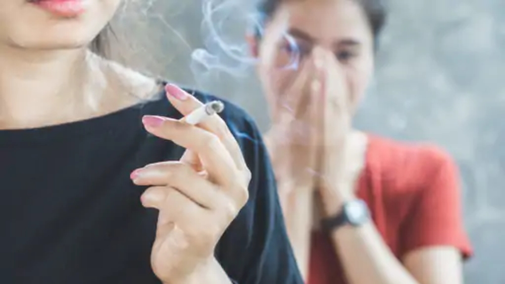 धुम्रपान गर्नेको नजिक बस्नुहुन्छ ? सावधान ! लाग्न सक्छन् यस्ता रोग