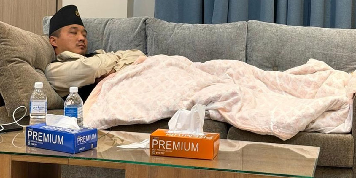 मन्त्रालयमै थकान मेटाउँछन् दिन रात जनताकै लागि खटिएका गृहमन्त्री गुरुङ