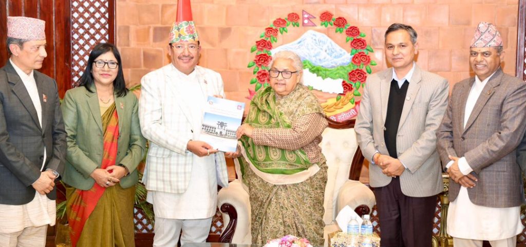 निर्वाचन आयोगद्वारा प्रधानमन्त्रीसमक्ष निर्वाचनको अन्तिम प्रतिवेदन पेश