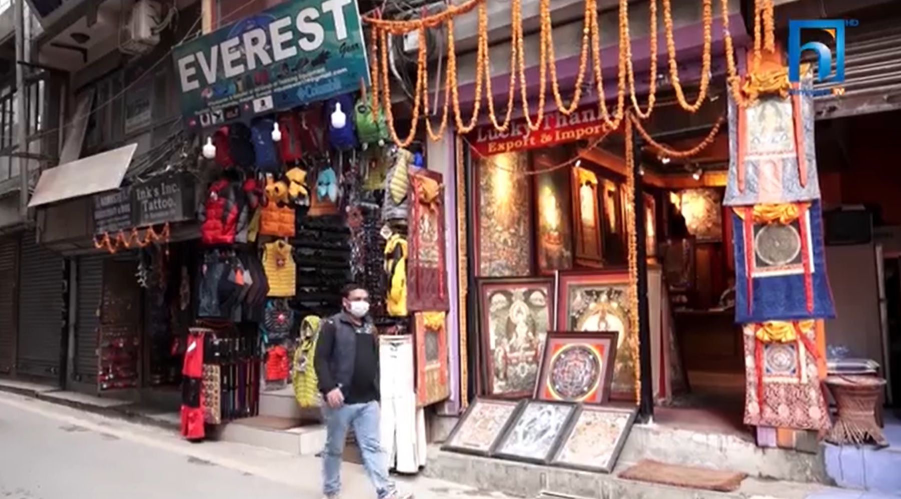 उत्साहित हुँदै व्यवसायी