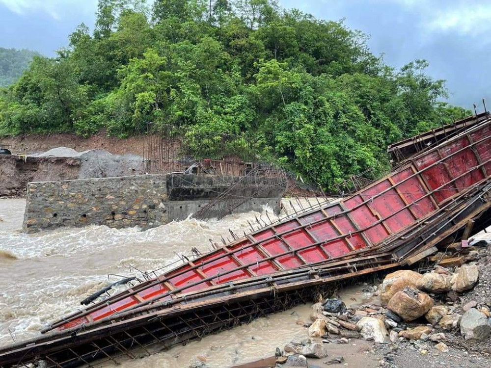 कैलालीमा निर्माणाधिन पुल बग्दा आवागमन अवरुद्ध
