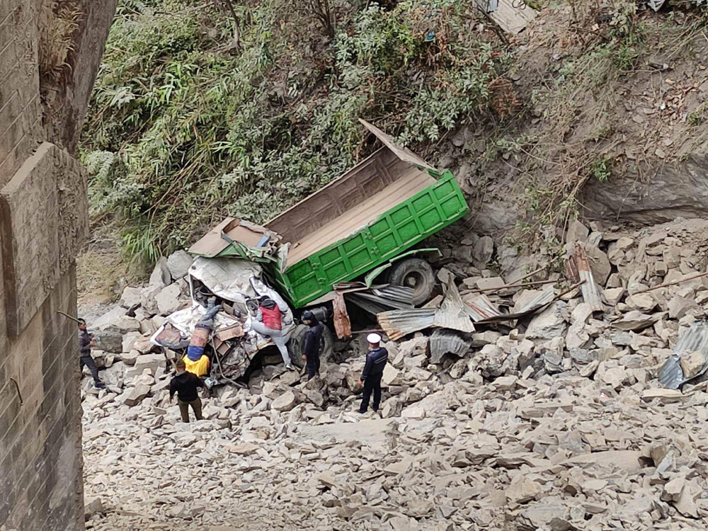 पुलबाट ट्रक खस्दा चालकको मृत्यु