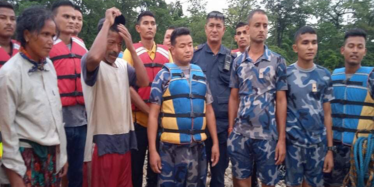 नदीको बिच टापुमा फसेका कैलालीका दुई जनाको सकुशल उद्धार