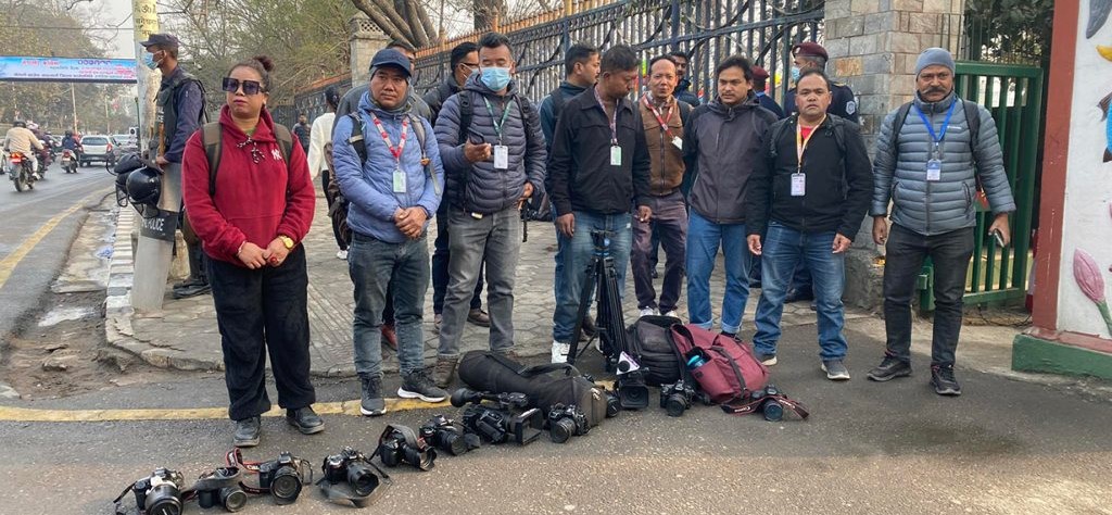 सैनिक मञ्च टुँडिखेलको गेट बाहिर पत्रकारहरूले गरे क्यामरा डाउन,यस्तो छ कारण ?