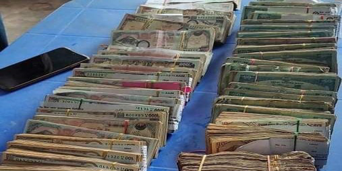 श्रोत नखुलेको लाखौँ  रकम सहित एकजना भारतीय नियन्त्रणमा